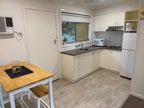 Kylskåp, mikrovågsugn, brödrost och grytor/köksredskap