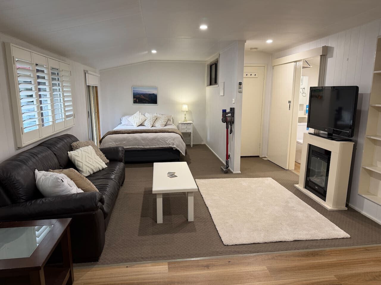 Desk, iron/ironing board, WiFi, bed sheets