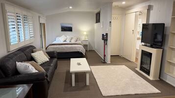 Desk, iron/ironing board, WiFi, bed sheets