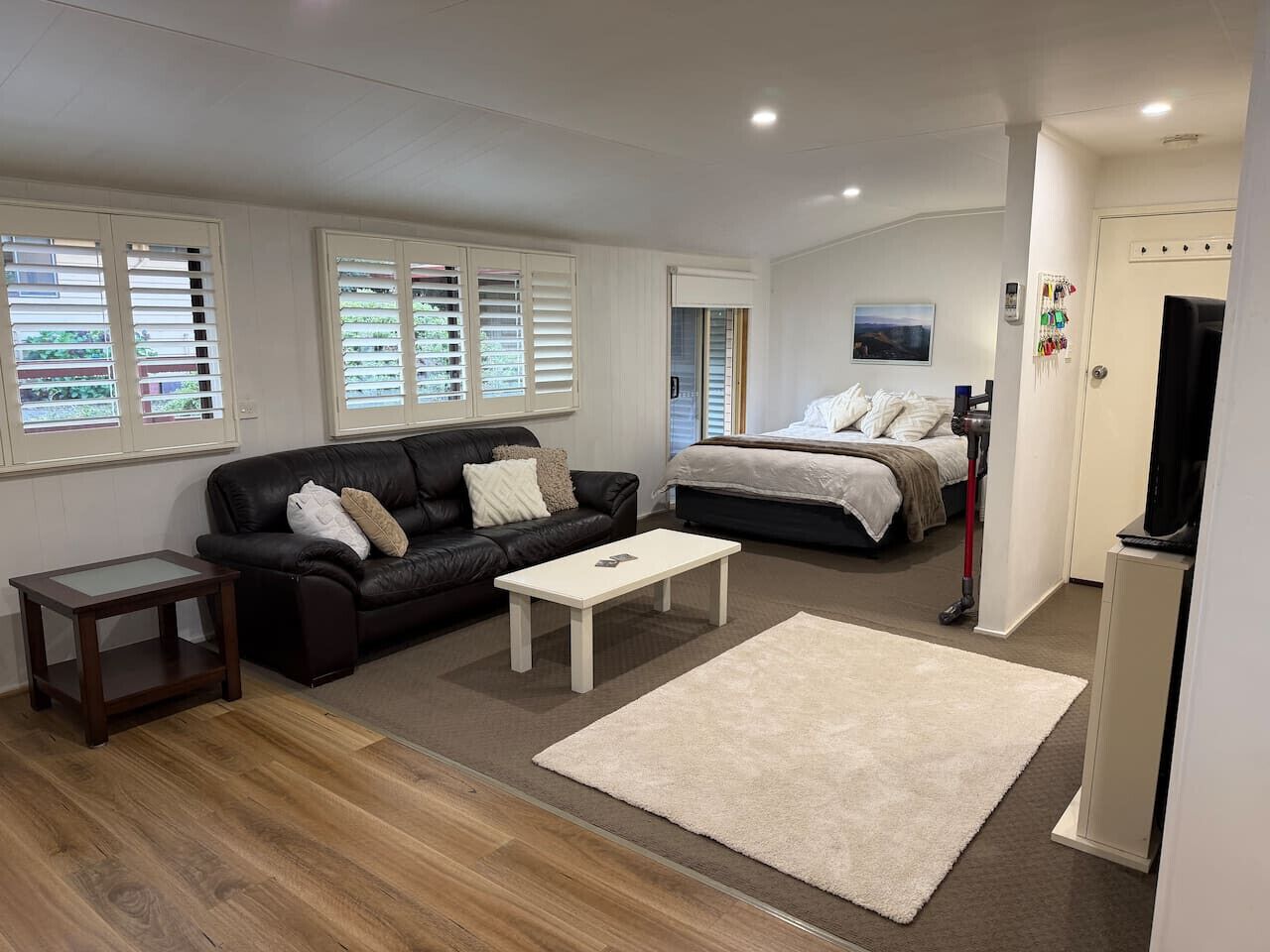 Desk, iron/ironing board, WiFi, bed sheets