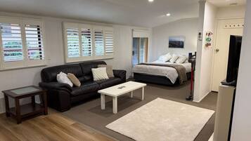 Desk, iron/ironing board, WiFi, bed sheets