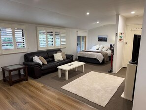 Desk, iron/ironing board, WiFi, bed sheets