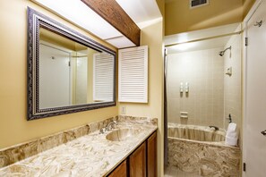 Hair dryer, shampoo - Lagoon Views; Community Pool, Hot Tub & Cabana; Dog-Friendly; Walk to Shelter Cove Marina & Shops! (Hilton Head Island)