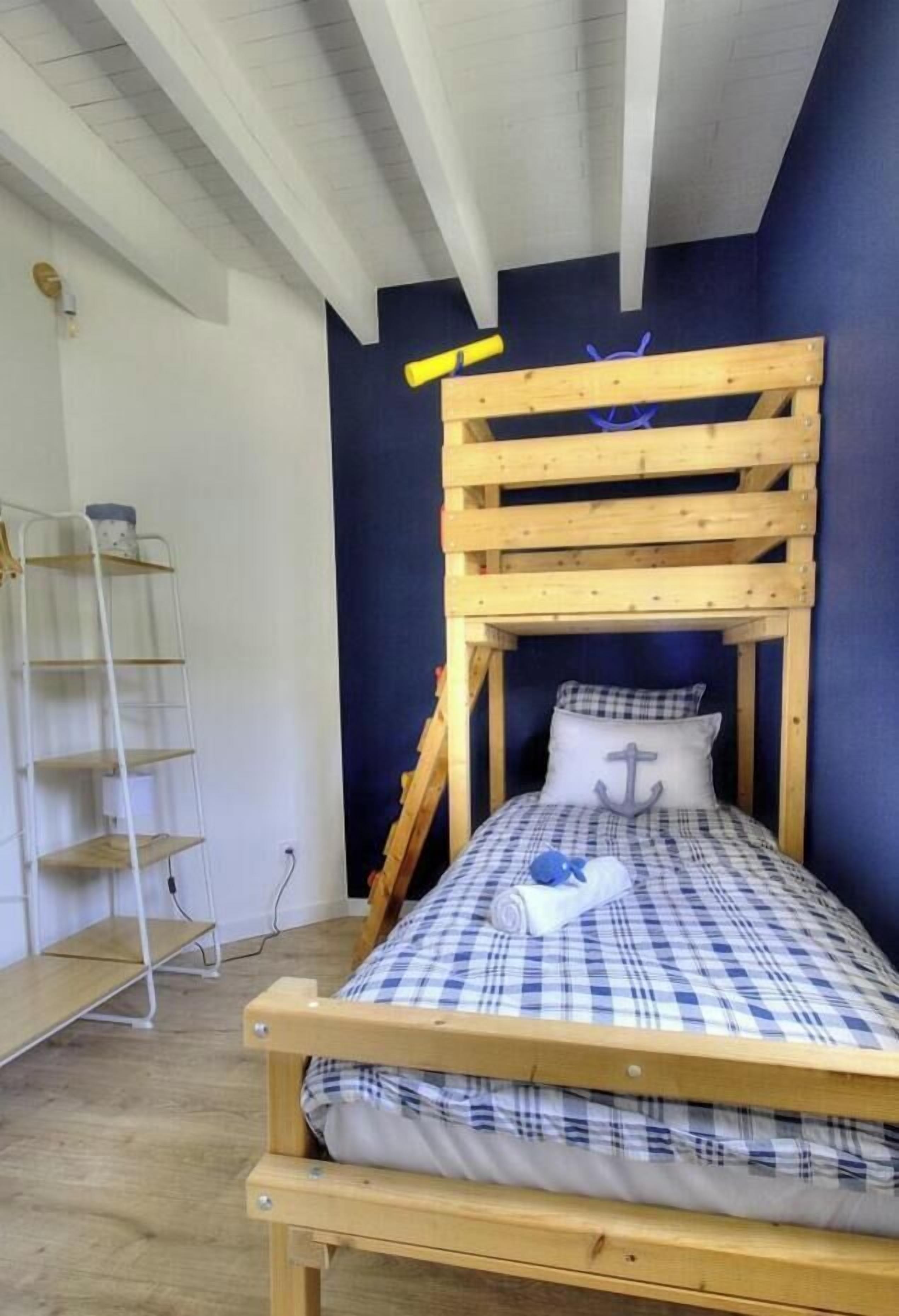 6 bedrooms, iron/ironing board, travel cot, Internet