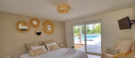 6 bedrooms, iron/ironing board, travel crib, internet