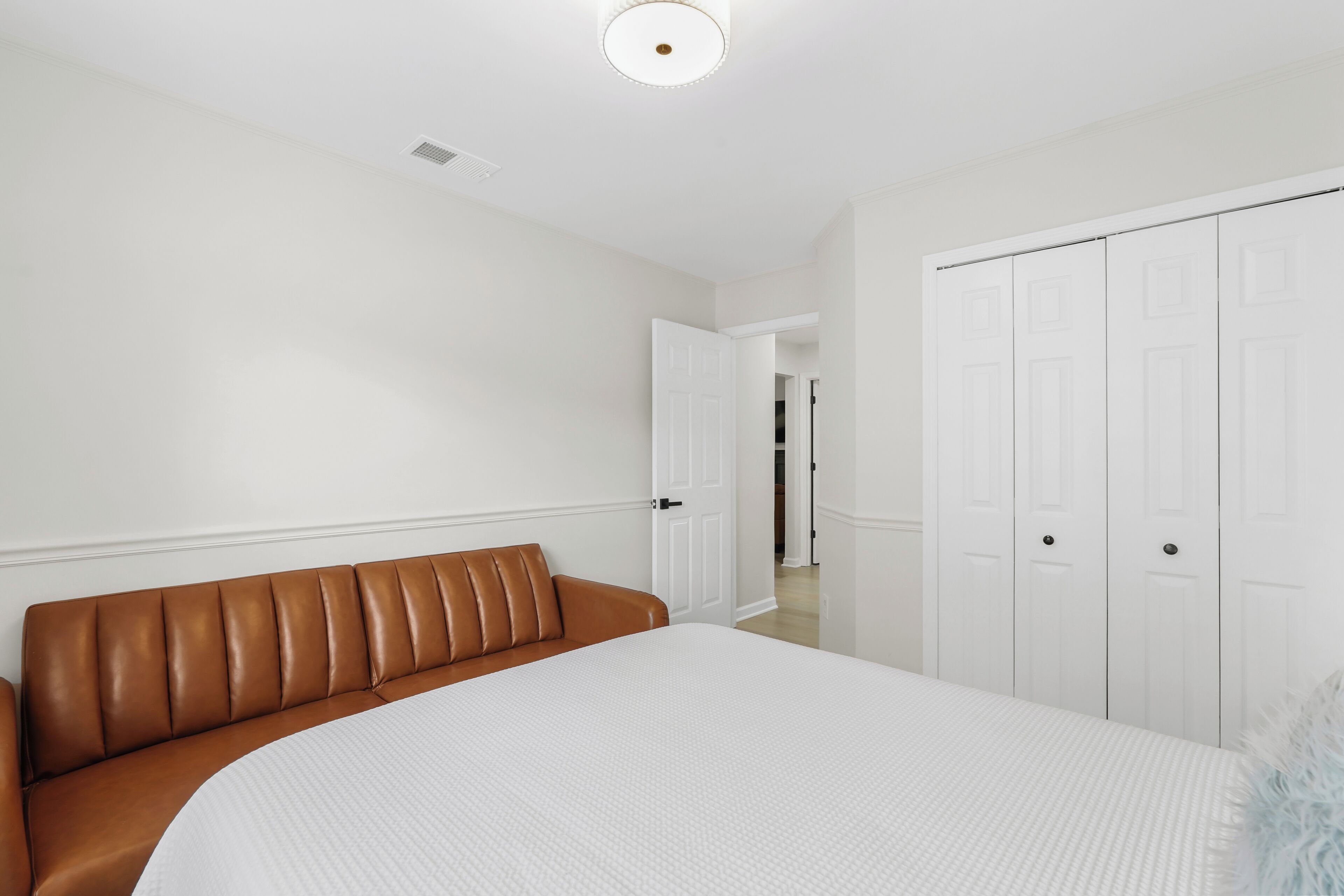 3 habitaciones, tabla de planchar con plancha, wifi y ropa de cama 
