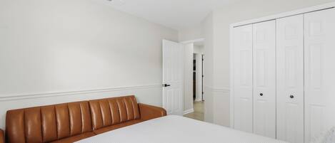 3 habitaciones, tabla de planchar con plancha, wifi y ropa de cama