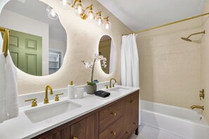 Sèche-cheveux, serviettes fournies, savon, papier toilette