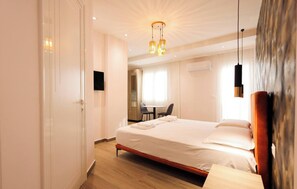 Ein Hotelzimmer mit Bett, Schreibtisch und Stuhl.