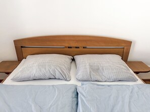 1 bedroom, desk, internet