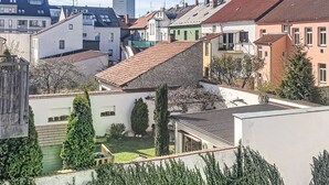 Un quartier résidentiel avec des maisons, un ciel dégagé et une vue sur un bâtiment situé au loin.