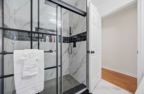 Dusche, Haartrockner, Handtücher, Seife
