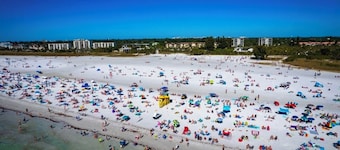 Spacious 4BR • fenced yard • 20 min to Siesta Key