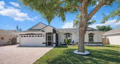 Spacious 4BR âą fenced yard âą 20 min to Siesta Key