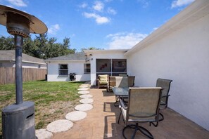Outdoor dining - Spacious 4BR • fenced yard • 20 min to Siesta Key (Sarasota)