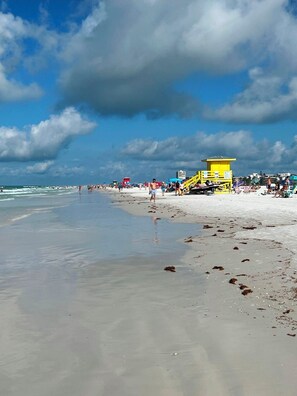 Camastros y toallas de playa
