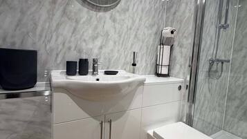 Apartment, 2 Bedrooms, Accessible | Bathroom