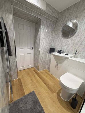 Apartment, 2 Schlafzimmer, barrierefrei | Badezimmer