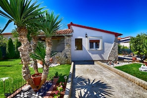 A house with a stone facade, a red roof, and a small window. - House 2426/203980 (Istria - Fažana), 200m from the beach (Fažana)