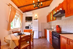 Fridge, microwave, oven, stovetop - House 2426/203980 (Istria - Fažana), 200m from the beach (Fažana)