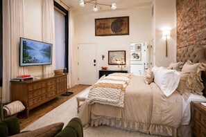 1 bedroom, desk, iron/ironing board, WiFi - The Estelle Walk to OTR, Convention Center and All (Cincinnati)