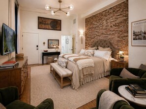 1 bedroom, desk, iron/ironing board, WiFi - The Estelle Walk to OTR, Convention Center and All (Cincinnati)