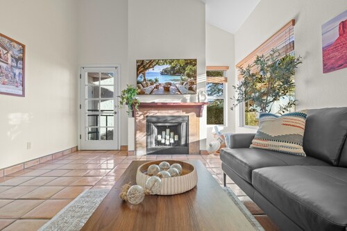 Hilltop Luxury Stay w/360° Views | 8mi from U of A