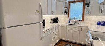 Stowe 2-bdrm-summer outdoor pool-ski in/out via trail to Tollhouse Double Lift
