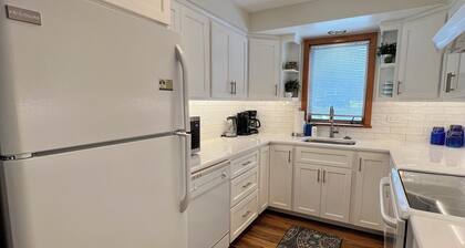 Stowe 2-bdrm-summer outdoor pool-ski in/out via trail to Tollhouse Double Lift