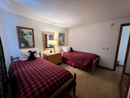 Stowe 2-bdrm-summer outdoor pool-ski in/out via trail to Tollhouse Double Lift