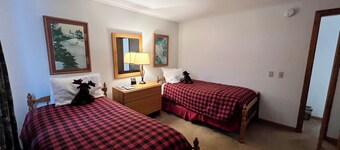 Stowe 2-bdrm-summer outdoor pool-ski in/out via trail to Tollhouse Double Lift