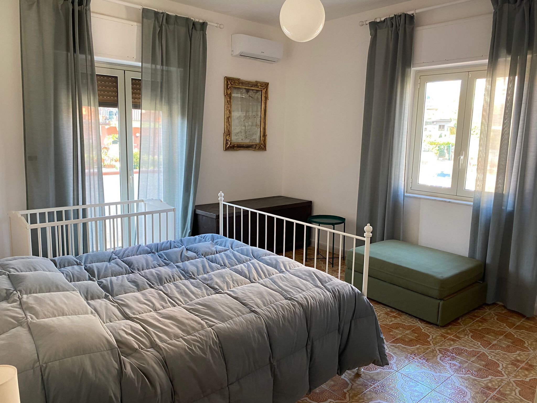 3 slaapkamers, een bureau, een strijkplank/strijkijzer, reisbedje