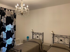 3 bedrooms, desk, iron/ironing board, travel cot - Villa Linda Casa Grande x 9 (Giardini Naxos)