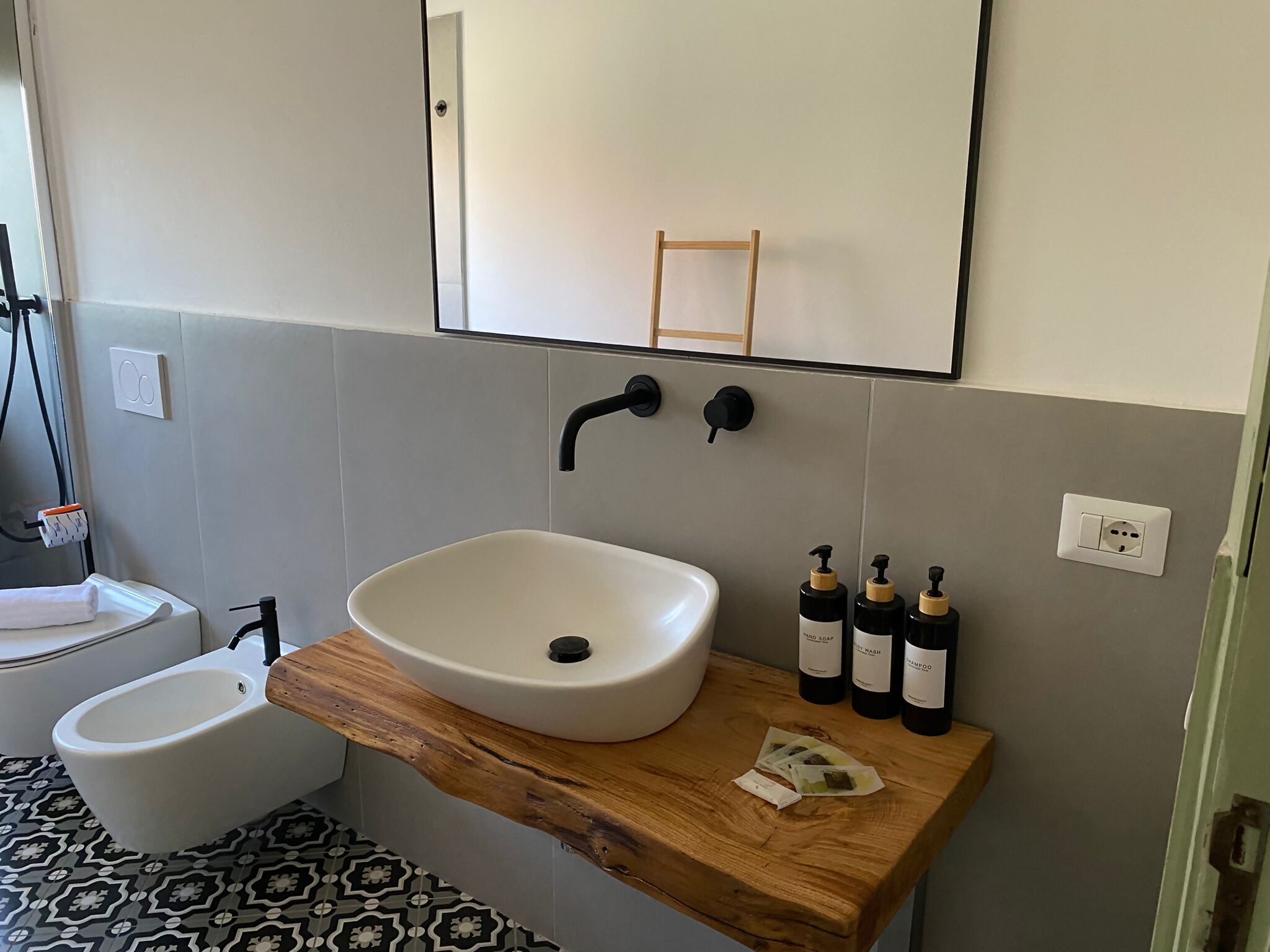Douche, sèche-cheveux, bidet, serviettes fournies