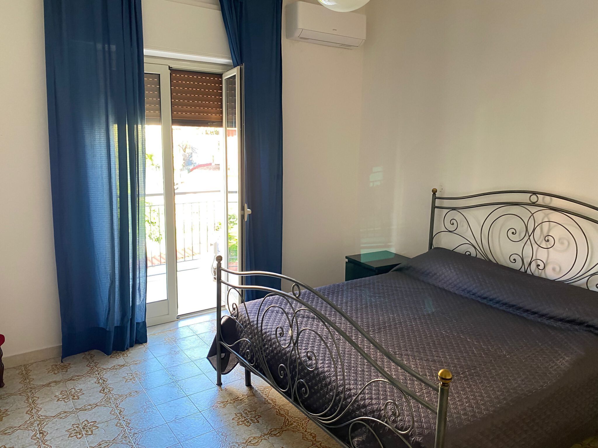 3 habitaciones, escritorio y tabla de planchar con plancha 