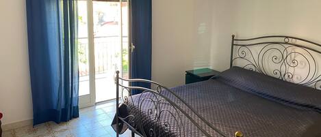 3 chambres, bureau, fer et planche à repasser, lit de bébé portatif