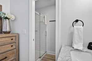 Dusche, Haartrockner, Handtücher