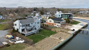 Un quartier résidentiel avec des maisons, un quai et un petit plan d’eau.