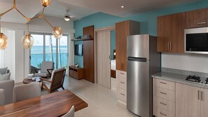 Una cocina moderna con un refrigerador grande, armarios de madera y un comedor con mesa y sillas.