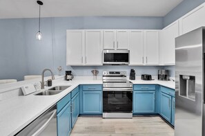 Fridge, microwave, stovetop, dishwasher - Exclusive hot tub condo, 10 min to Disney (Davenport)
