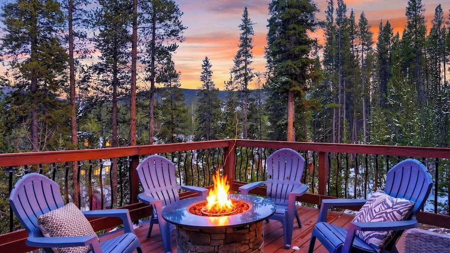 Blue River Hideout by Avantstay Private Hot Tub + Fire Pit + Sunroom + Mountain Views