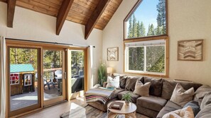 House (4 Bedrooms) | Interior - Blue River Hideout by Avantstay Private Hot Tub + Fire Pit + Sunroom + Mountain Views (Breckenridge)