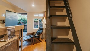 Eine Küche mit einer Holzauslage, einem Stuhl und einer Treppe.