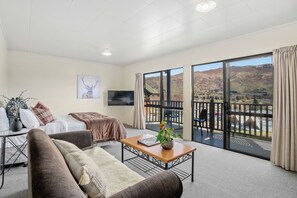 อพาร์ทเมนท์, 1 ห้องนอน, ระเบียง, วิวทะเลสาบ | บริเวณนั่งเล่น