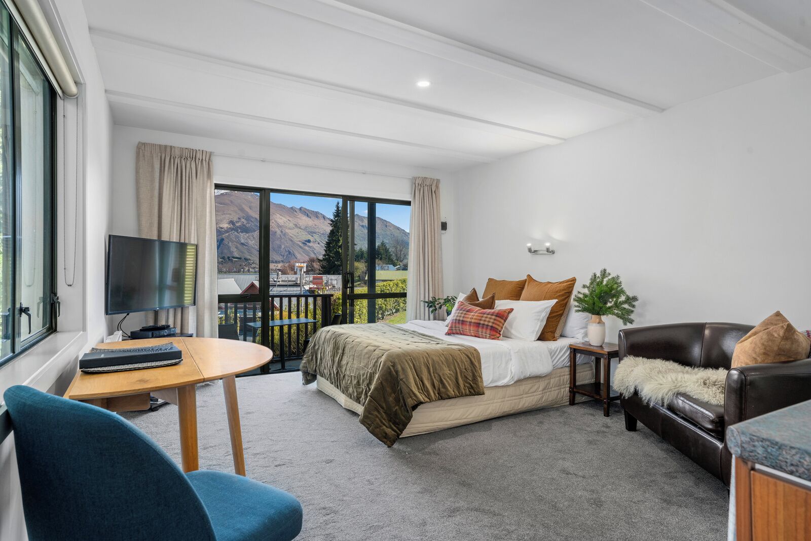 Studio, 1 King Bed, Mountain View | Interior