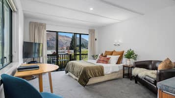 Studio, 1 King Bed, Mountain View | Interior