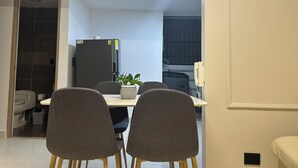Una cocina moderna con un refrigerador, un lavamanos y un ventanal.