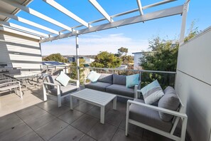 Outdoor dining - Reefwatch, Beachfront Luxury, Panoramic Views (Encounter Bay)