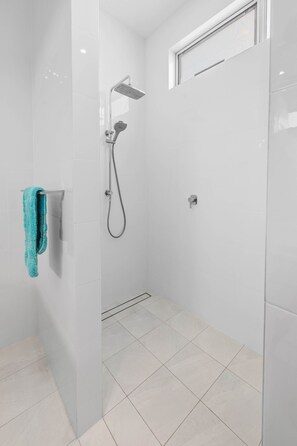 Shower, hair dryer, towels, shampoo - Reefwatch, Beachfront Luxury, Panoramic Views (Encounter Bay)