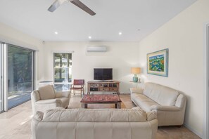 TV, fireplace, offices - Reefwatch, Beachfront Luxury, Panoramic Views (Encounter Bay)